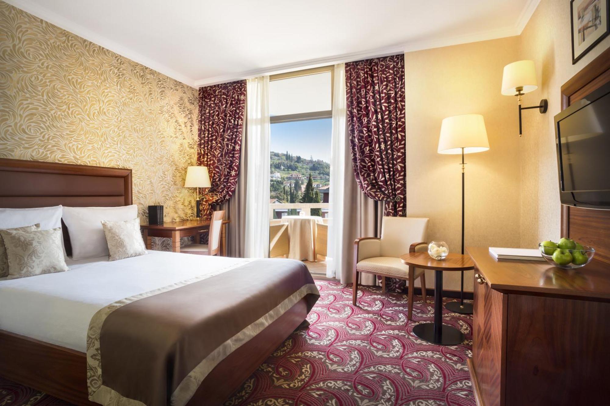 Standard Doppelzimmer mit Balkon und Parkblick